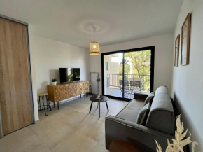 Appartement climatisé neuf au calme, proche centre-ville, 4 minutes en voiture plage et commerces